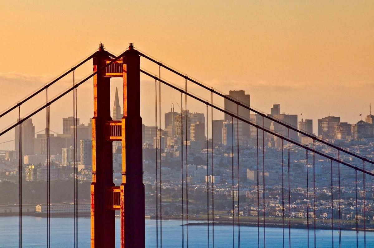 μια γέφυρα Golden Gate με μια πόλη στο βάθος