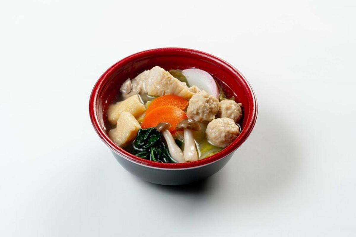 semangkuk sup merah dengan sayuran dan daging