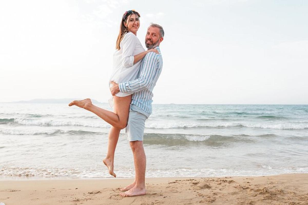 egy férfi egy nőt visz a strandon