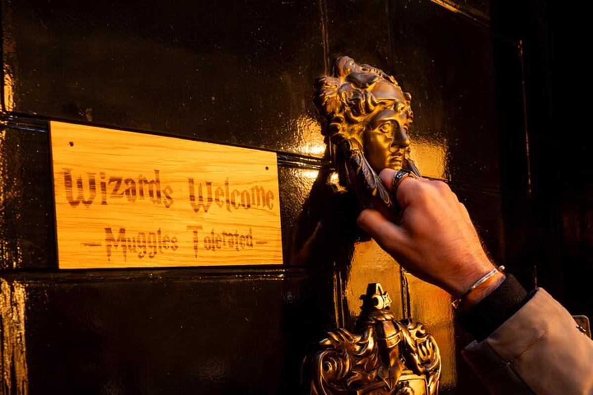 osoba držící nůžky před cedulí