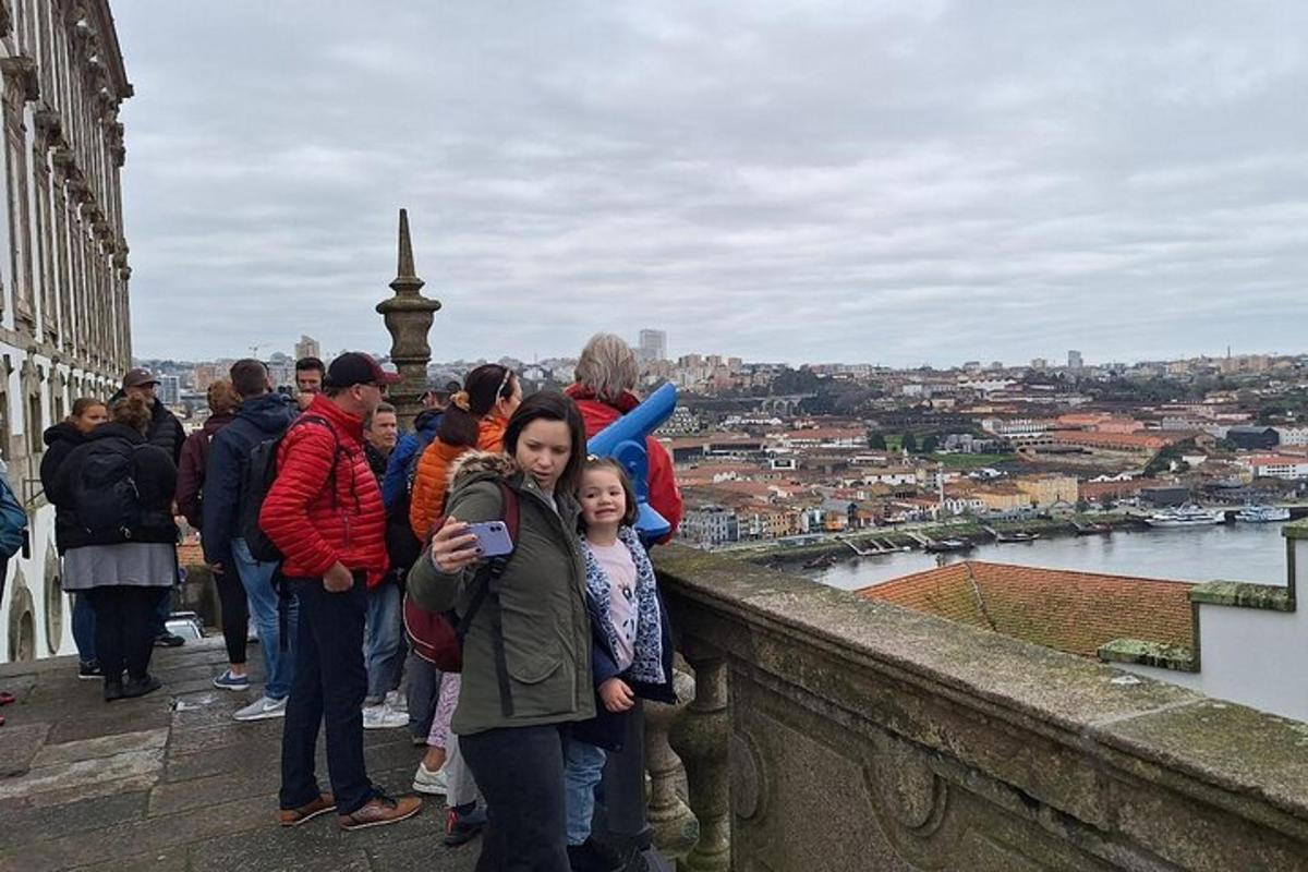 un gruppo di persone in piedi sul bordo di un muro