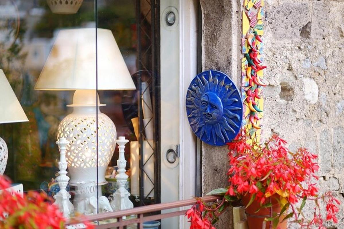 una finestra con una lampada e un piatto blu su un muro