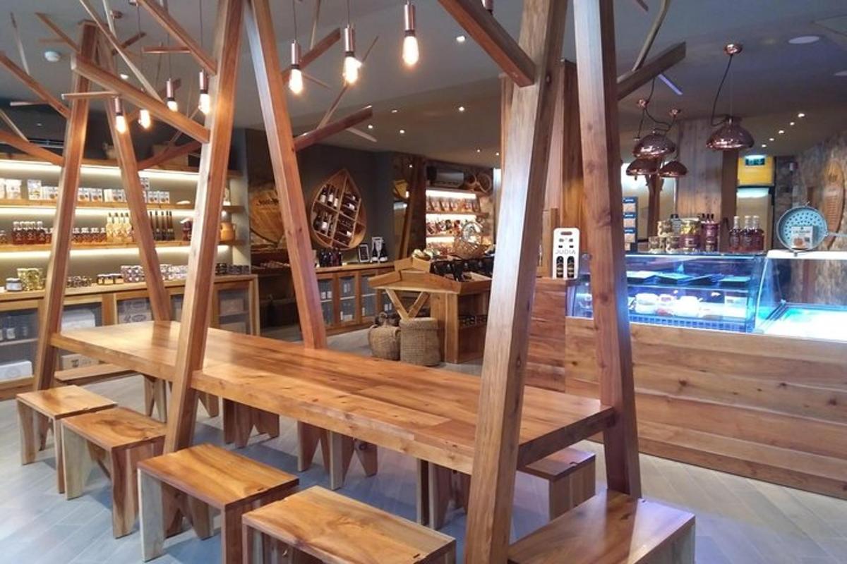 un ristorante con tavolo e panche in legno