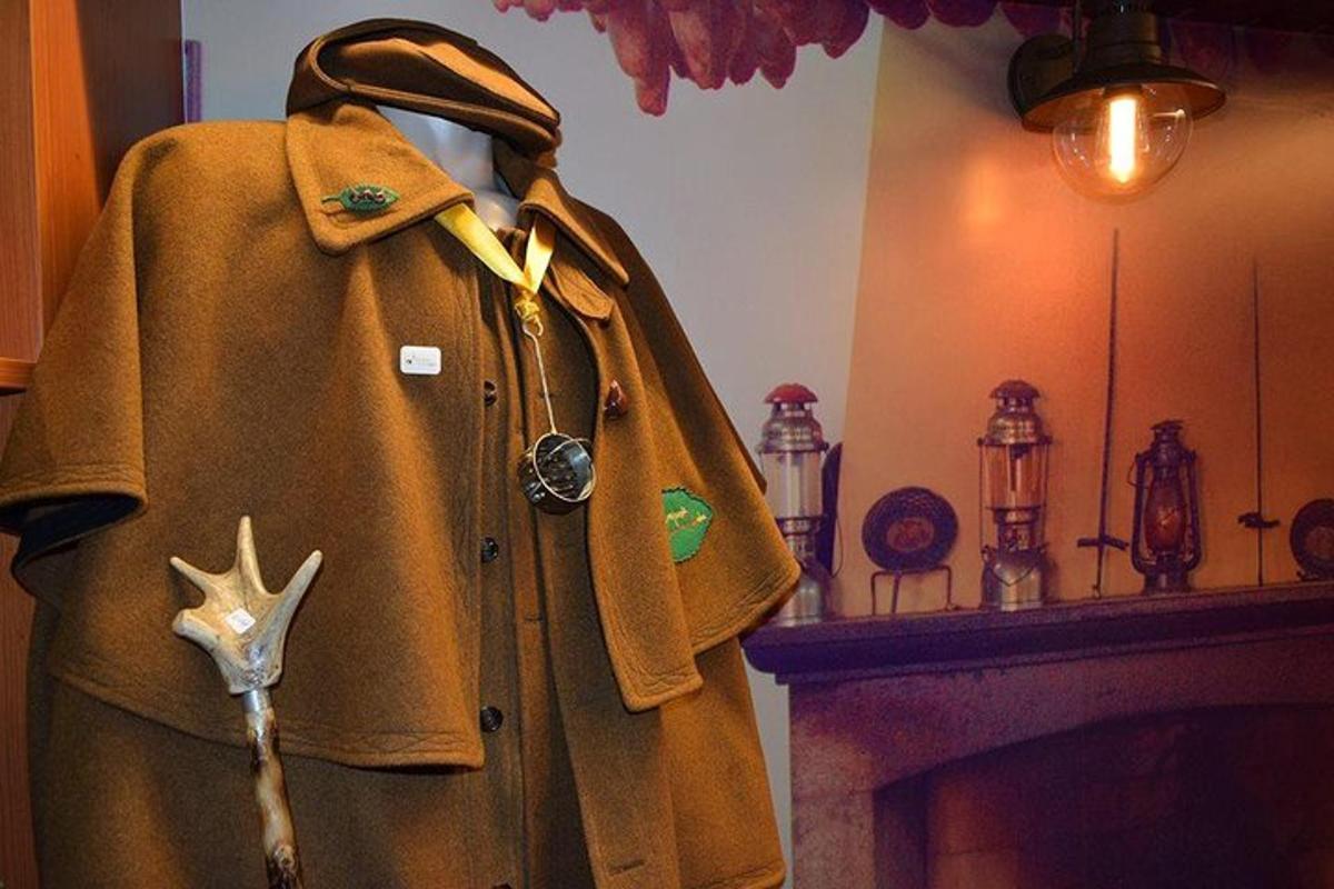 un manichino in una stanza con un cappotto e una spada