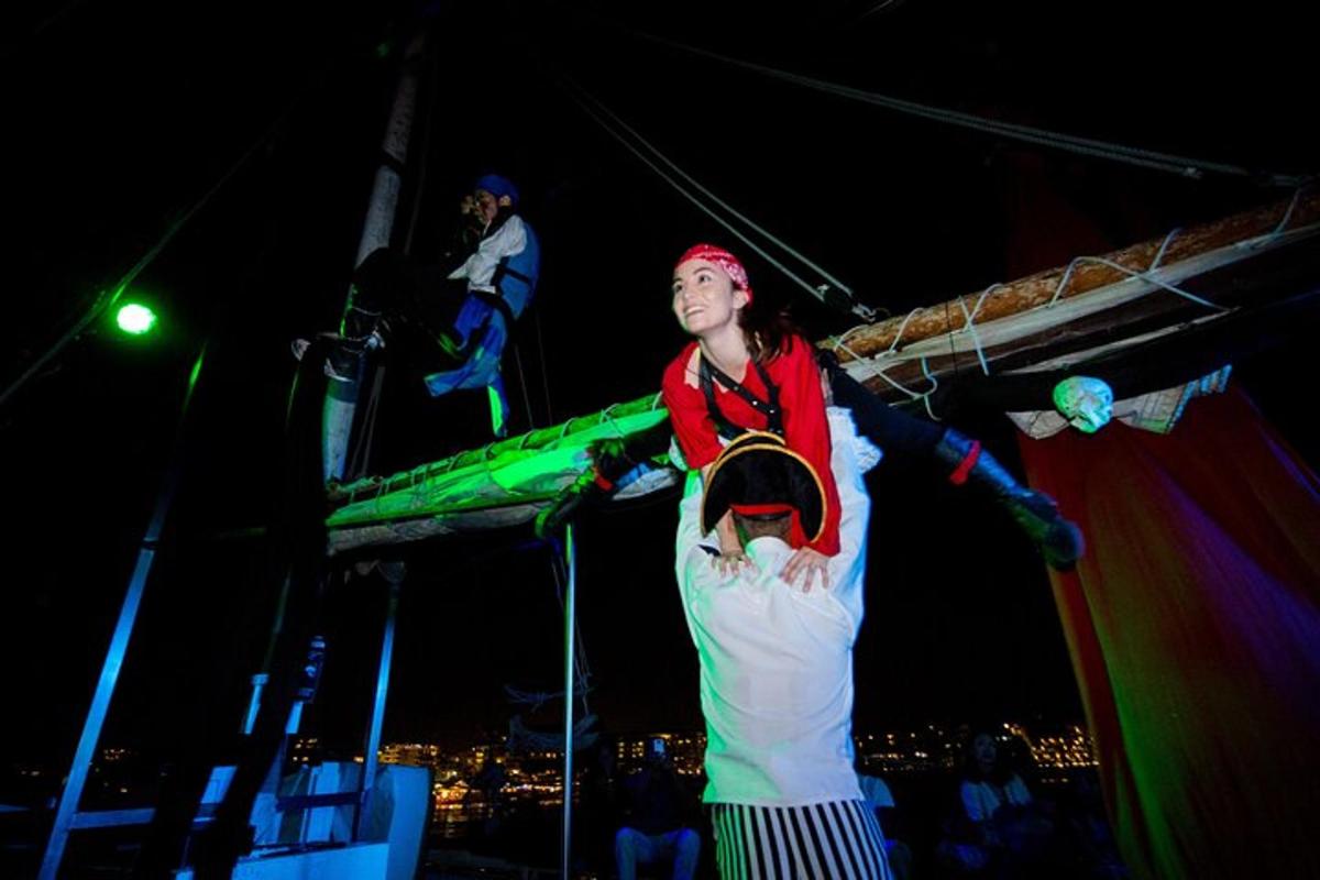 Una mujer parada en un trampolín por la noche