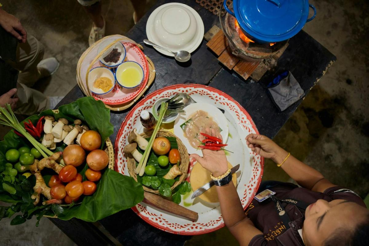 meja dengan sepinggan makanan dengan telur dan buah-buahan