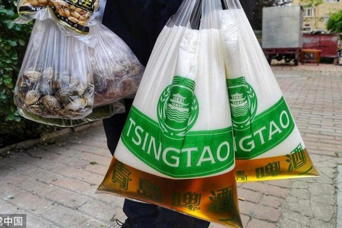 一个人拿着两袋面包和食物