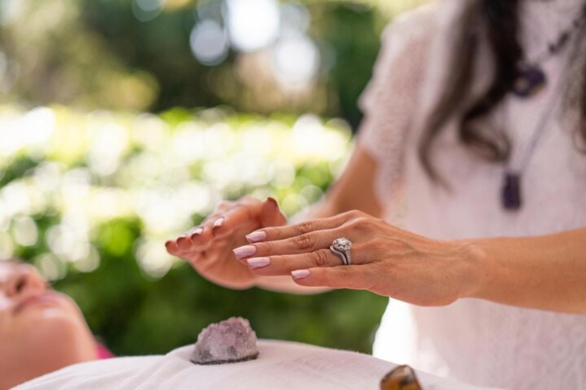 pasangan pengantin berdiri di sebelah kek