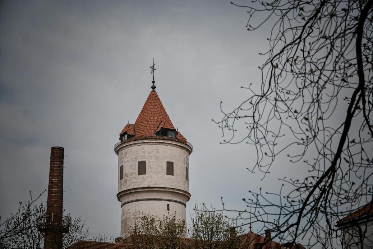 beli stolp s streho na vrhu stavbe
