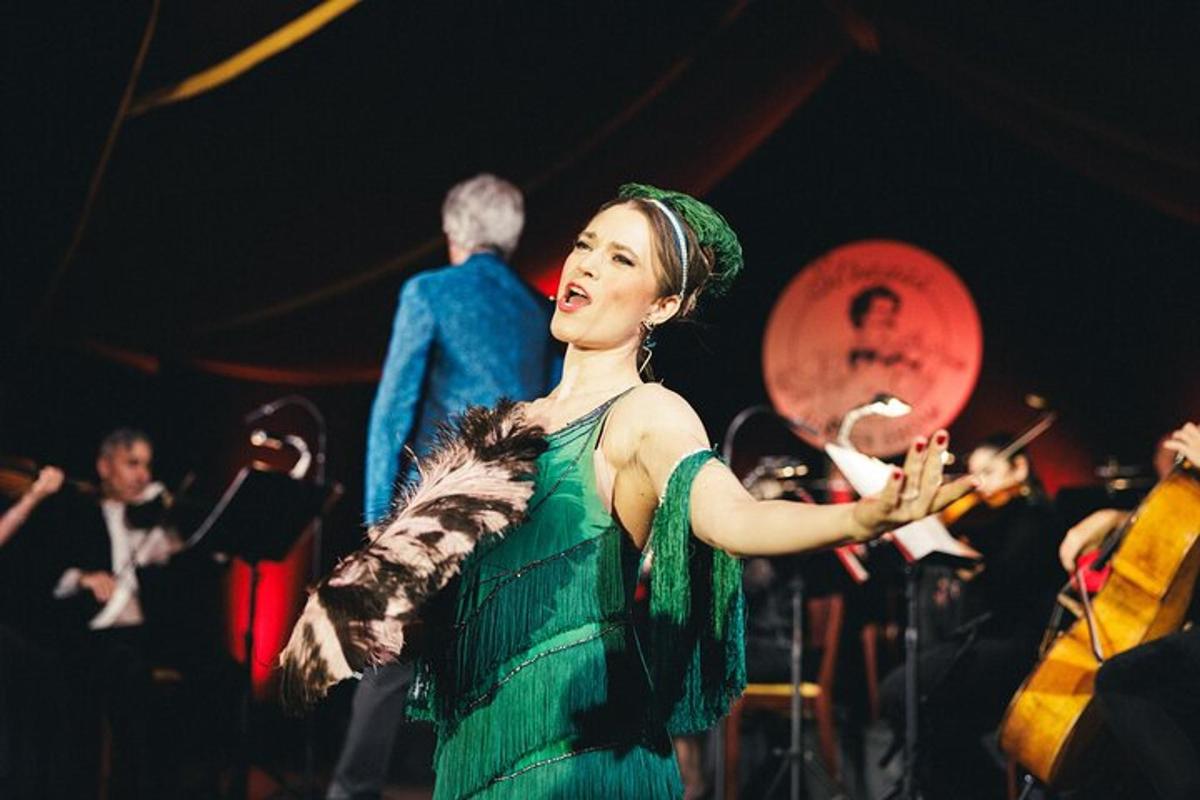 una donna in un abito verde che si esibisce su un palco