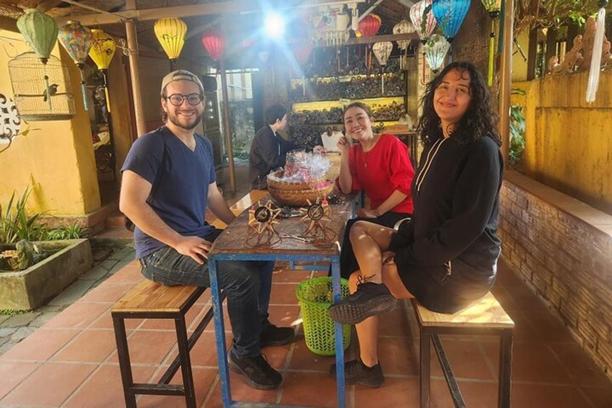 sekelompok orang yang duduk di meja