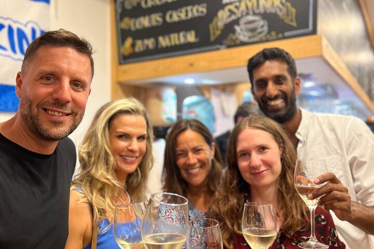 一群人拿着酒杯合影