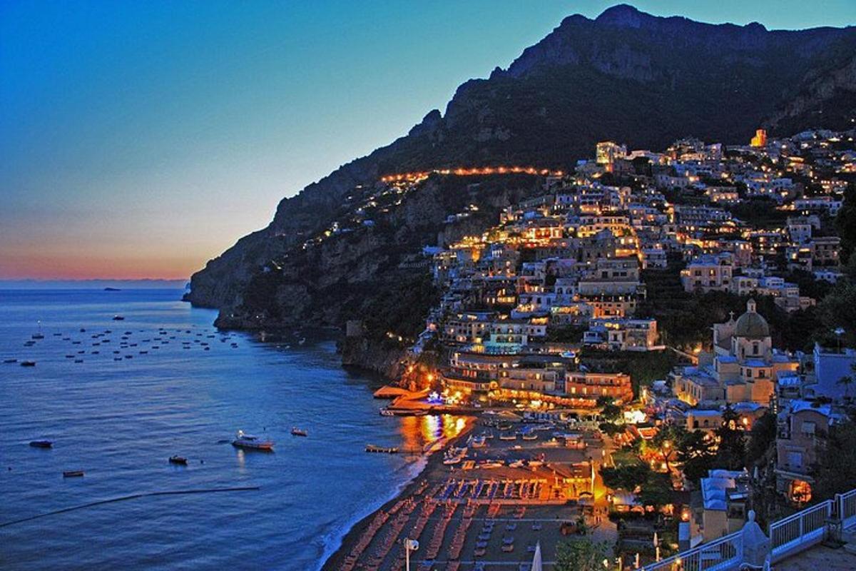 山上小镇的海景