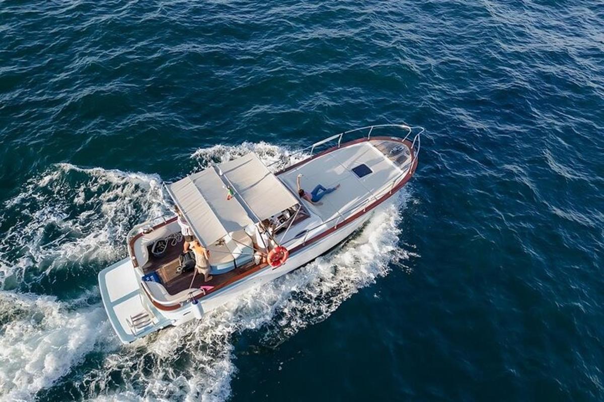 una vista aerea di una barca in acqua