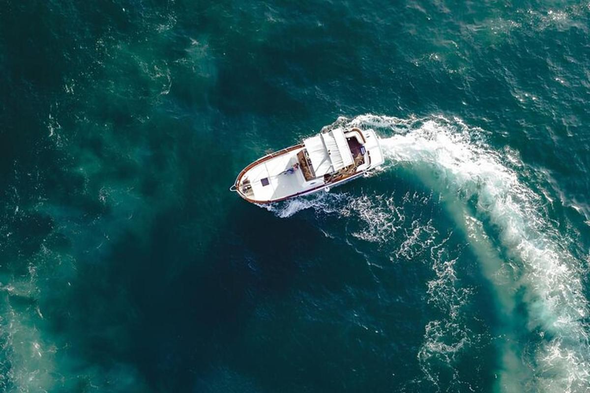 una vista aerea di una barca in acqua