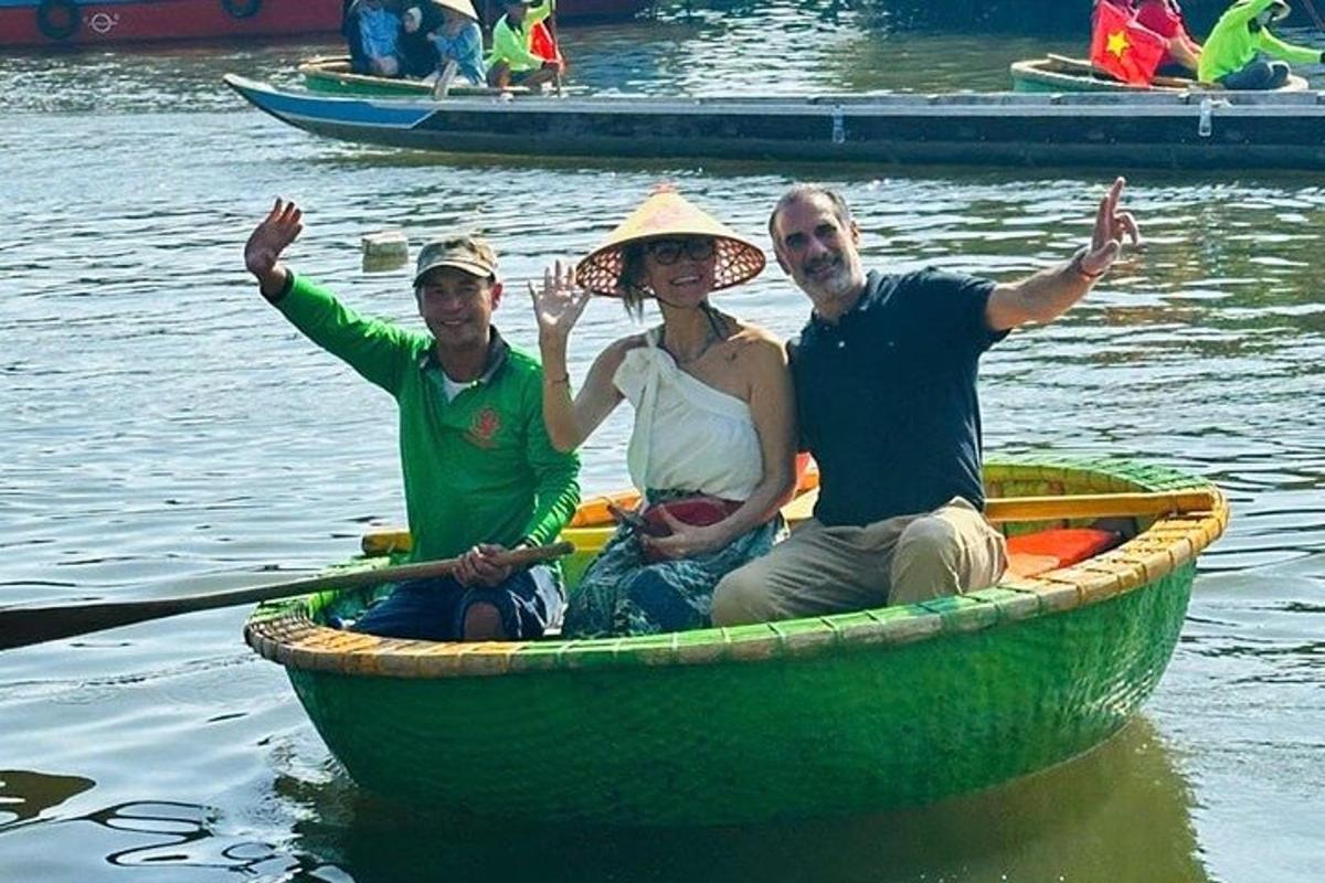due uomini e una donna su una barca sull'acqua
