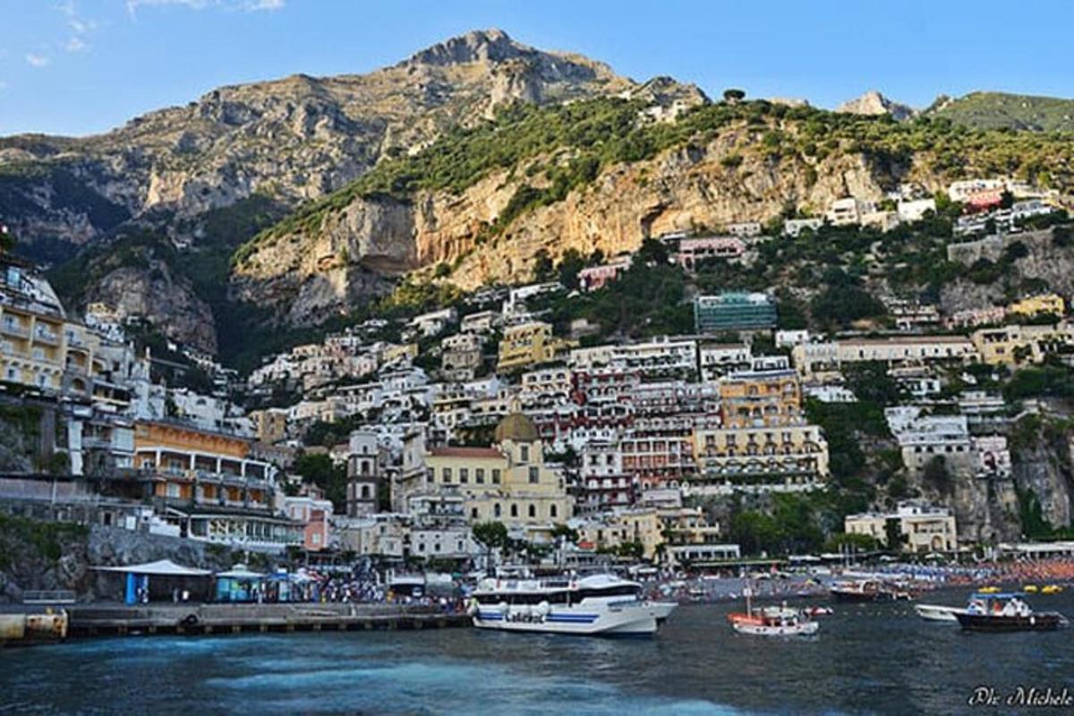 μια θέα μιας πόλης με βάρκες στο νερό