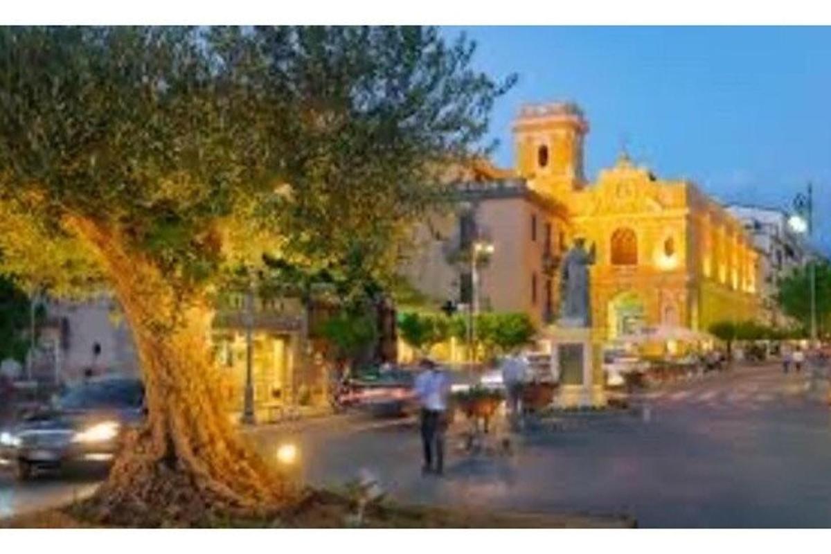 Ένας άντρας περπατάει σε έναν δρόμο κοντά σε ένα δέντρο