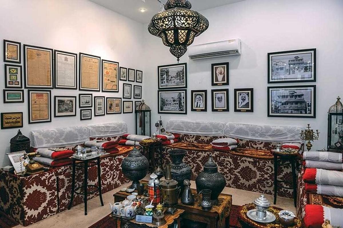 ruang tamu dengan sofa dan gambar di dinding