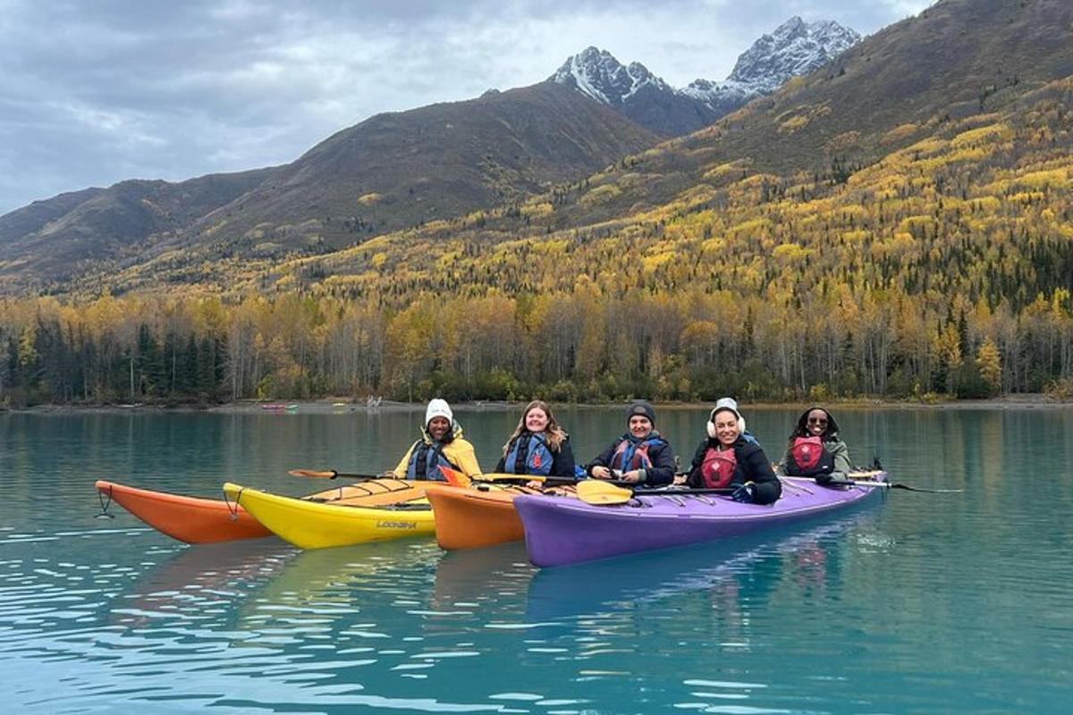 un grup de persones en caiacs en un llac