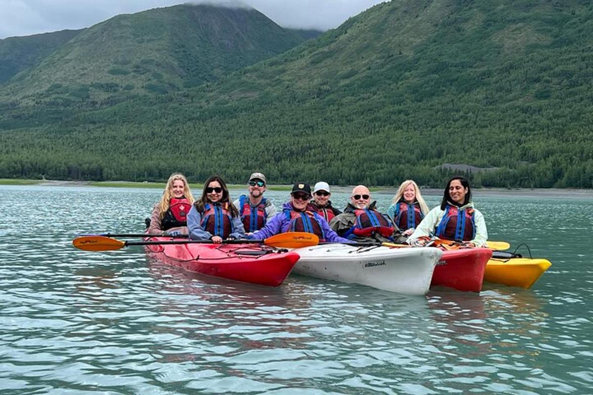 un grup de persones en caiacs en un llac