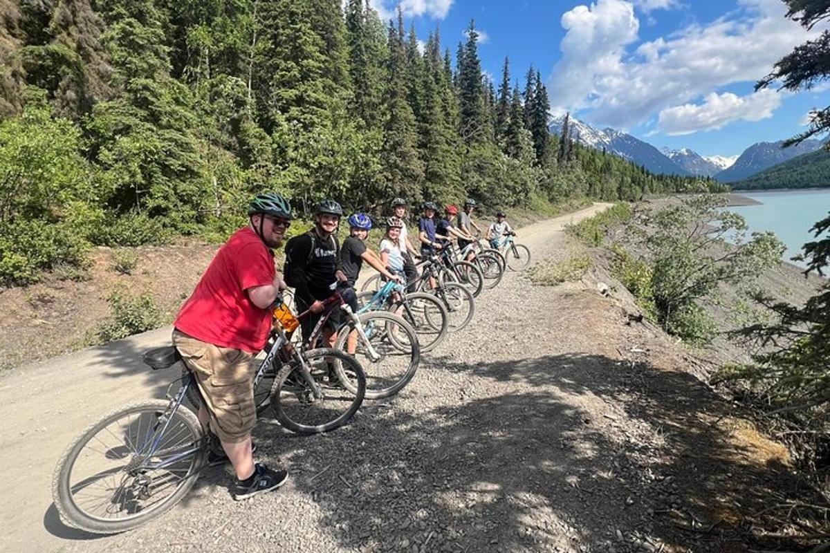 un grup de persones anant en bicicleta per un camí de terra