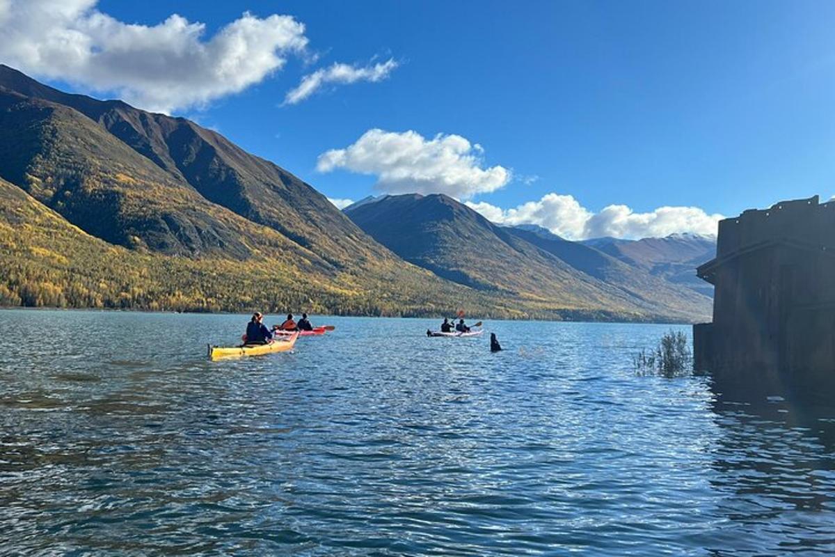 un grup de persones en barques en un llac