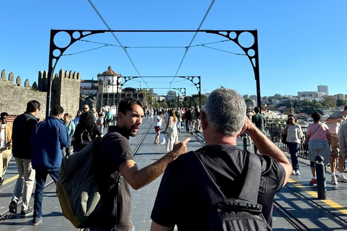 un grupo de personas de pie en un puente