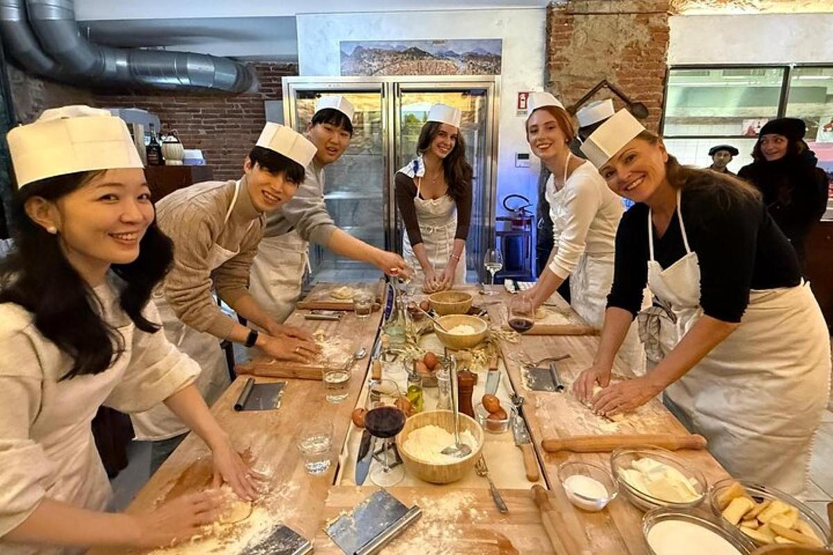 um grupo de pessoas em uma cozinha preparando comida