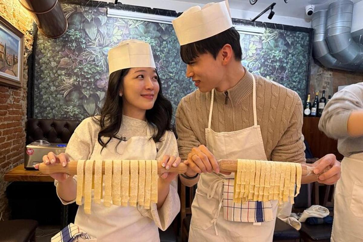 seorang pria dan seorang wanita di dapur sedang menyiapkan makanan