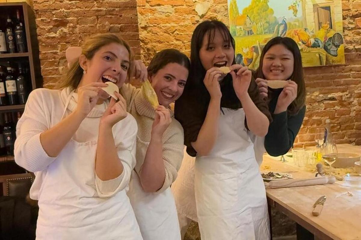 sekelompok wanita sedang makan makanan di meja