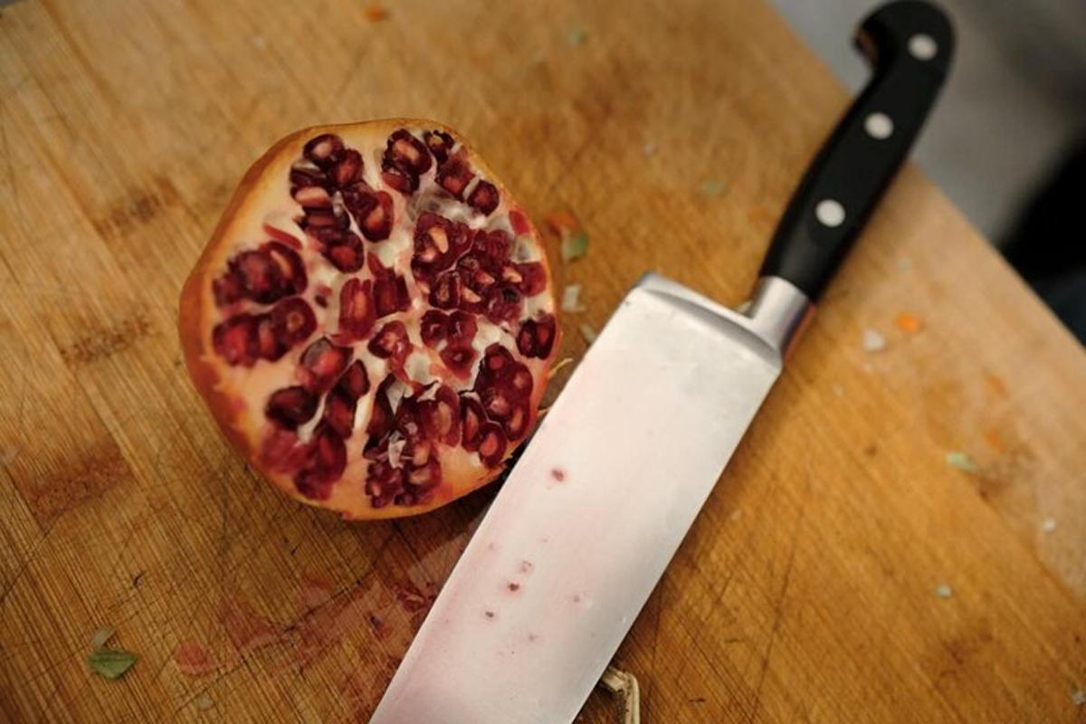 Pizza á skurðarbretti við hliðina á hníf