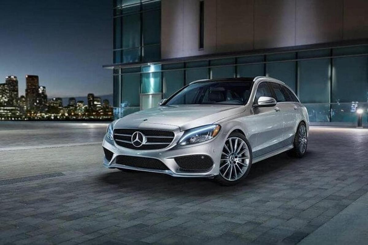 Egy ezüst Mercedes Benz autó parkolt egy épület előtt