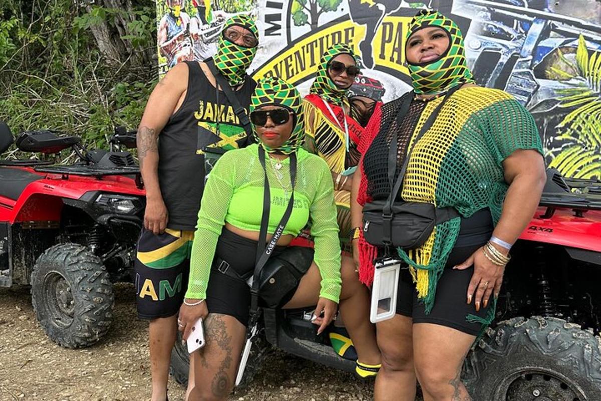 um grupo de pessoas sentadas na traseira de um caminhão