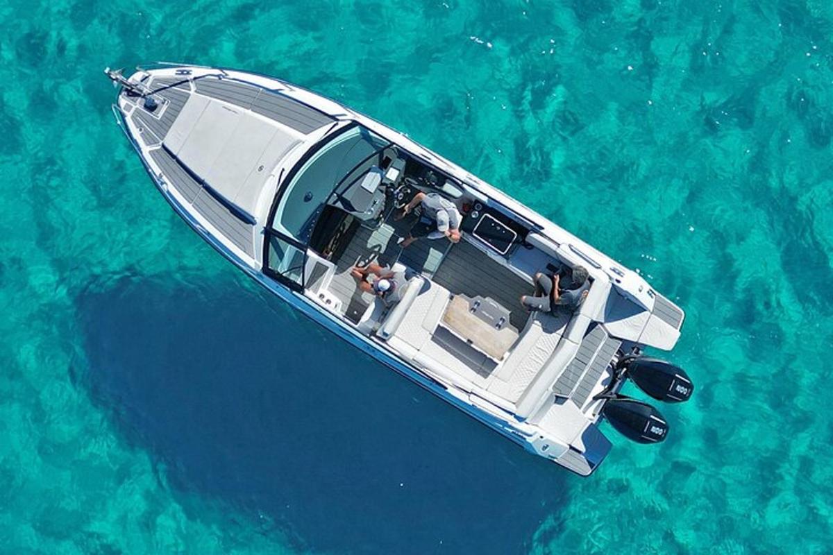 Un barco en el agua con gente en él.