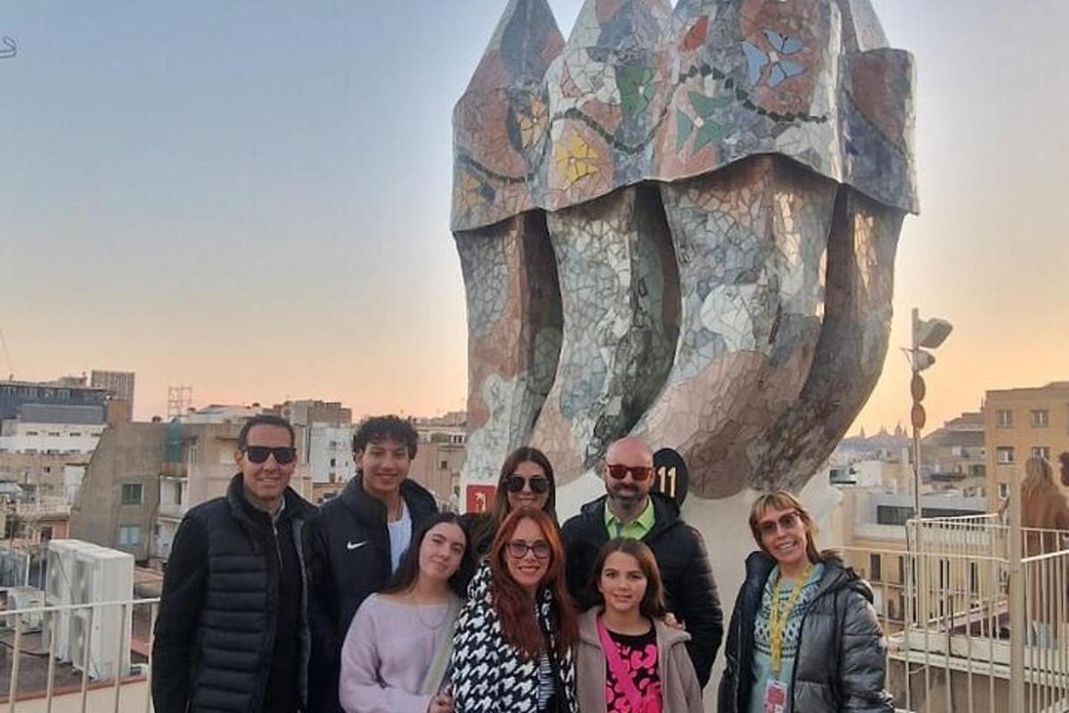 un grup de persones dempeus davant d'una estàtua d'elefant