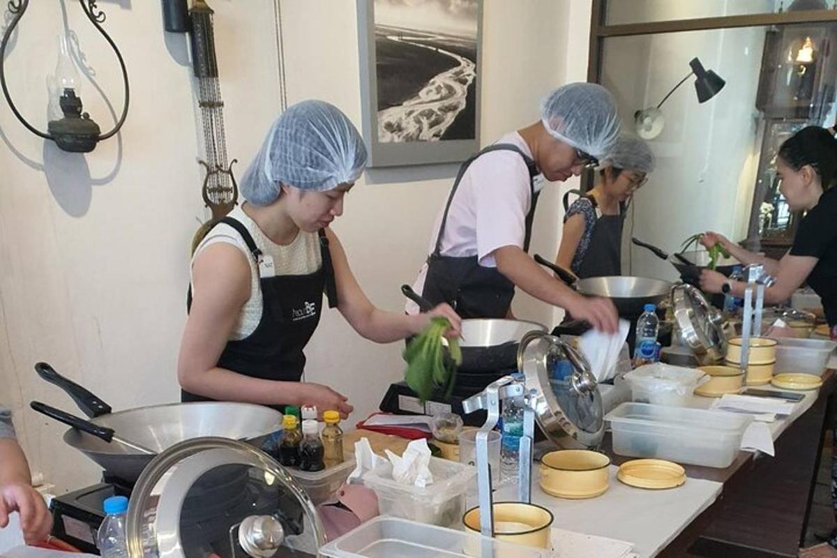 um grupo de pessoas em uma cozinha preparando comida