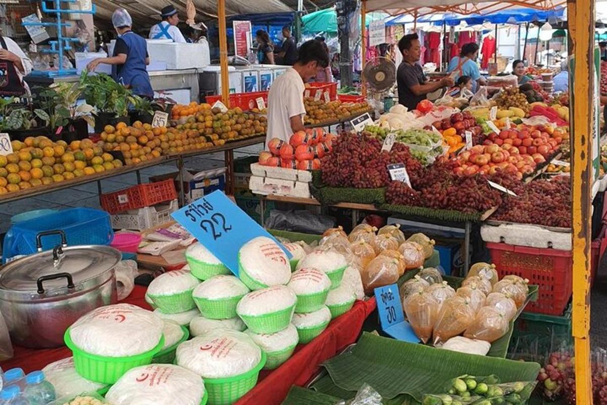μια αγορά με πολλά φρούτα και λαχανικά σε έκθεση