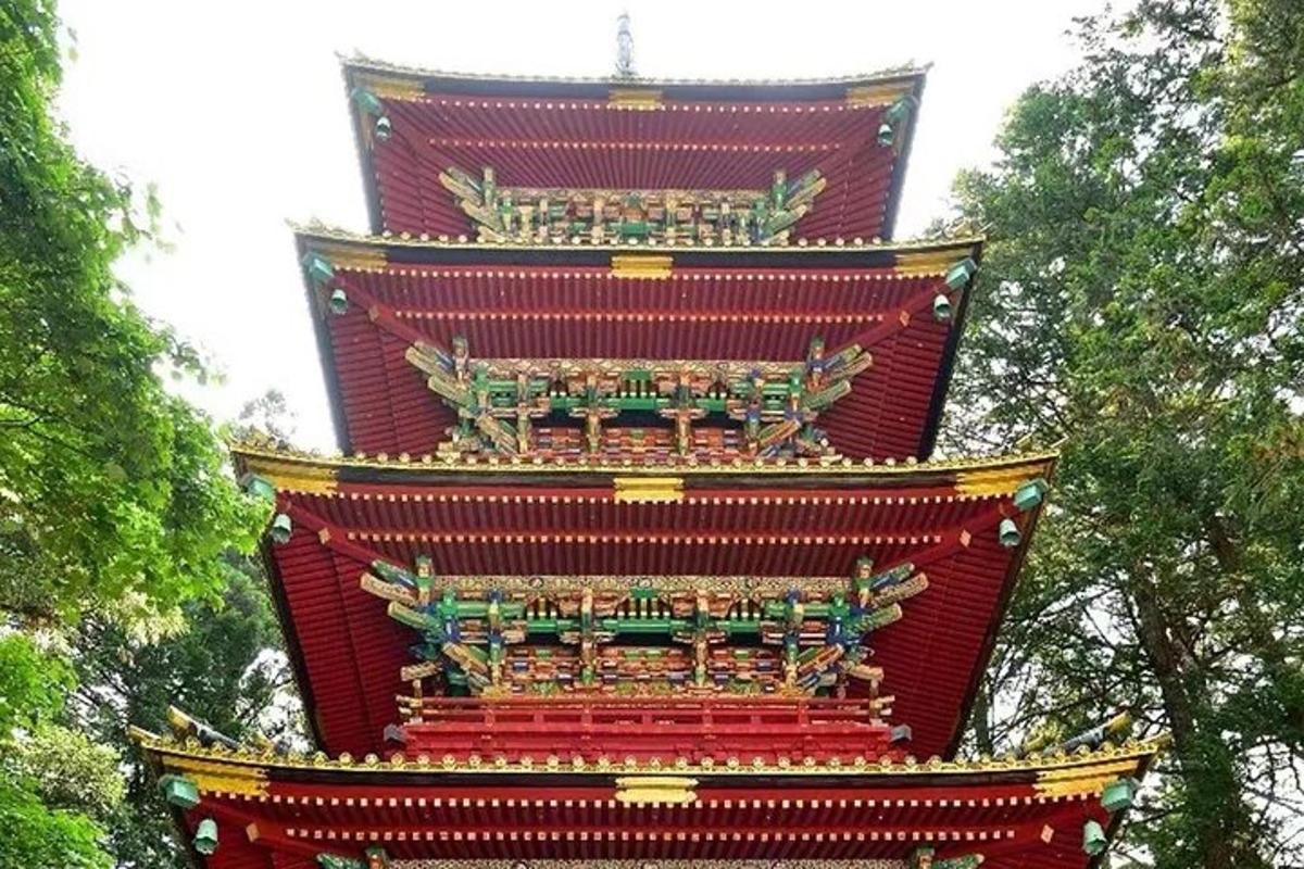pagoda s červenožlutou strukturou