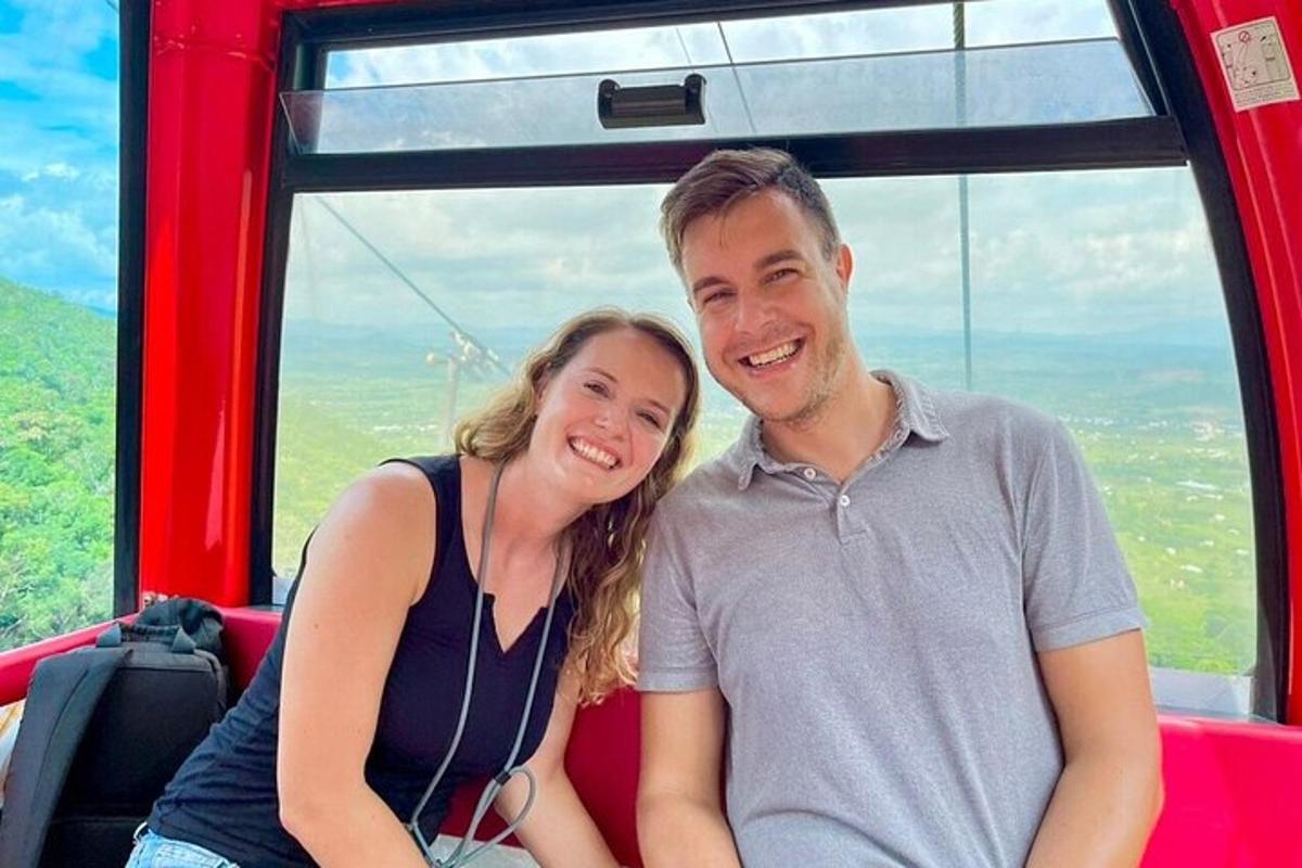en mann og en kvinne som sitter på et tog