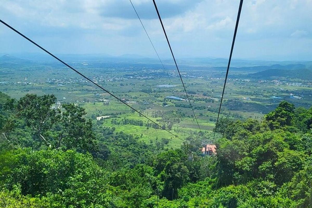 pemandangan lembah dari zip line