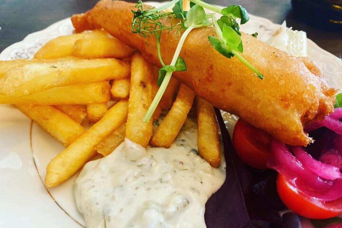 lėkštė maisto su bulvytėmis fri ir sumuštiniu
