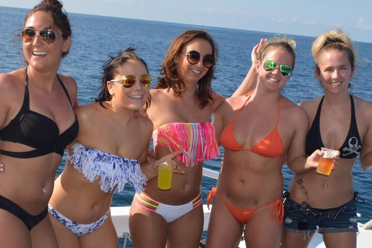 un grup de femei în costume de baie pe o barcă