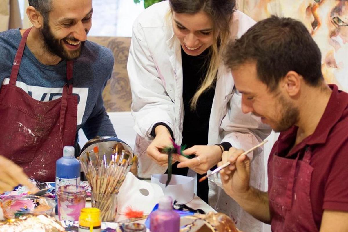 boya ile bir masanın etrafında duran bir grup insan