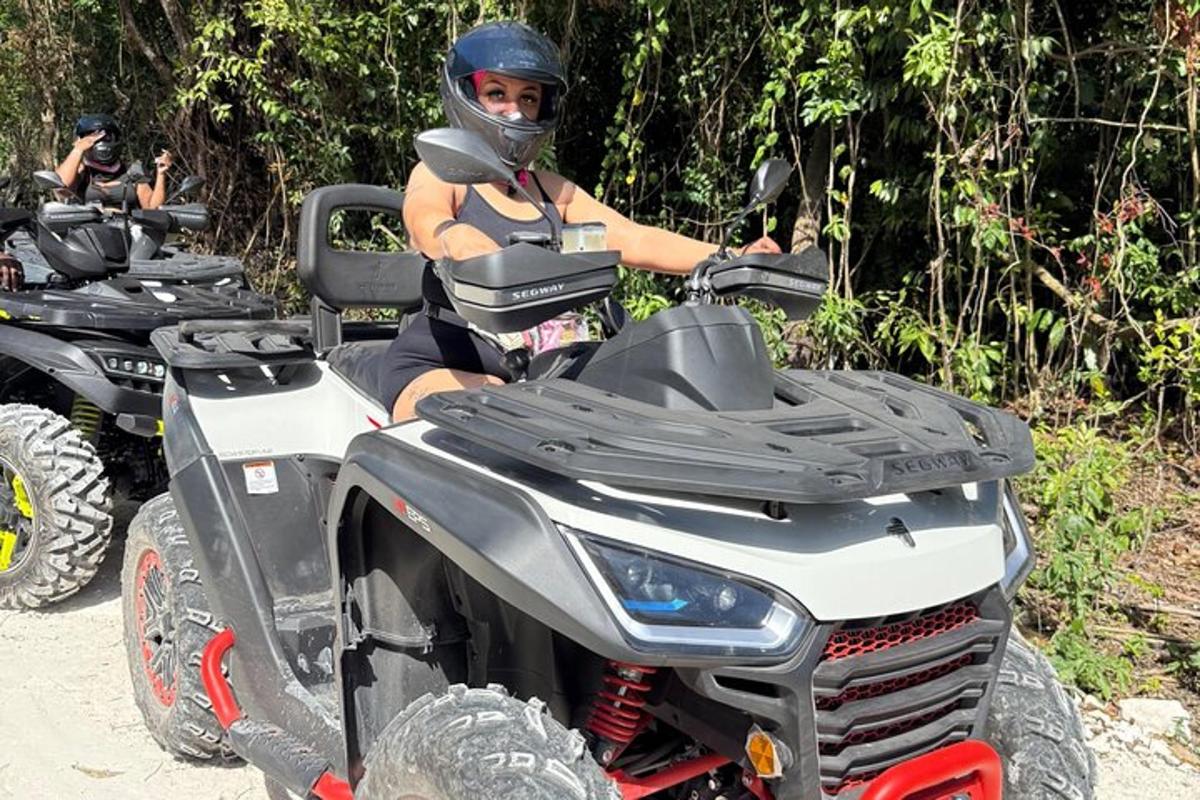 un home que viatja en un quad amb casc