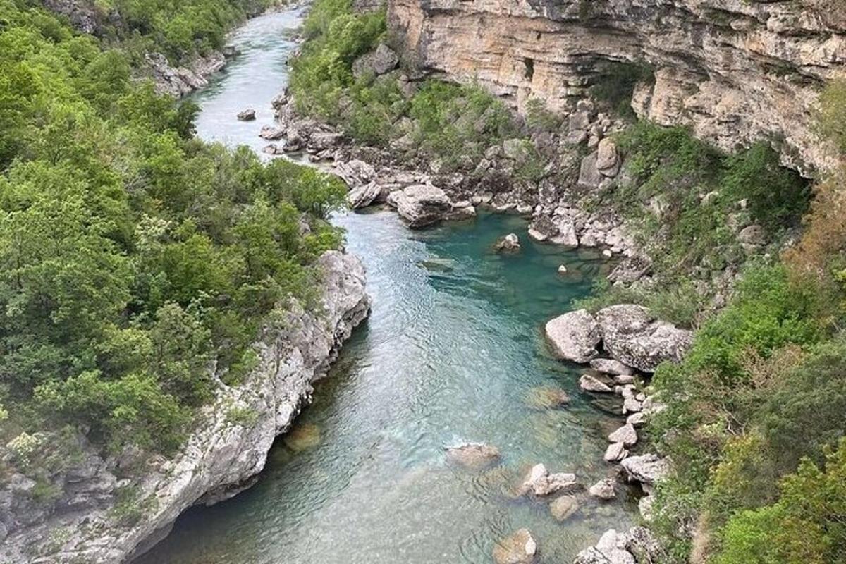 una vista aérea de un río en un cañón