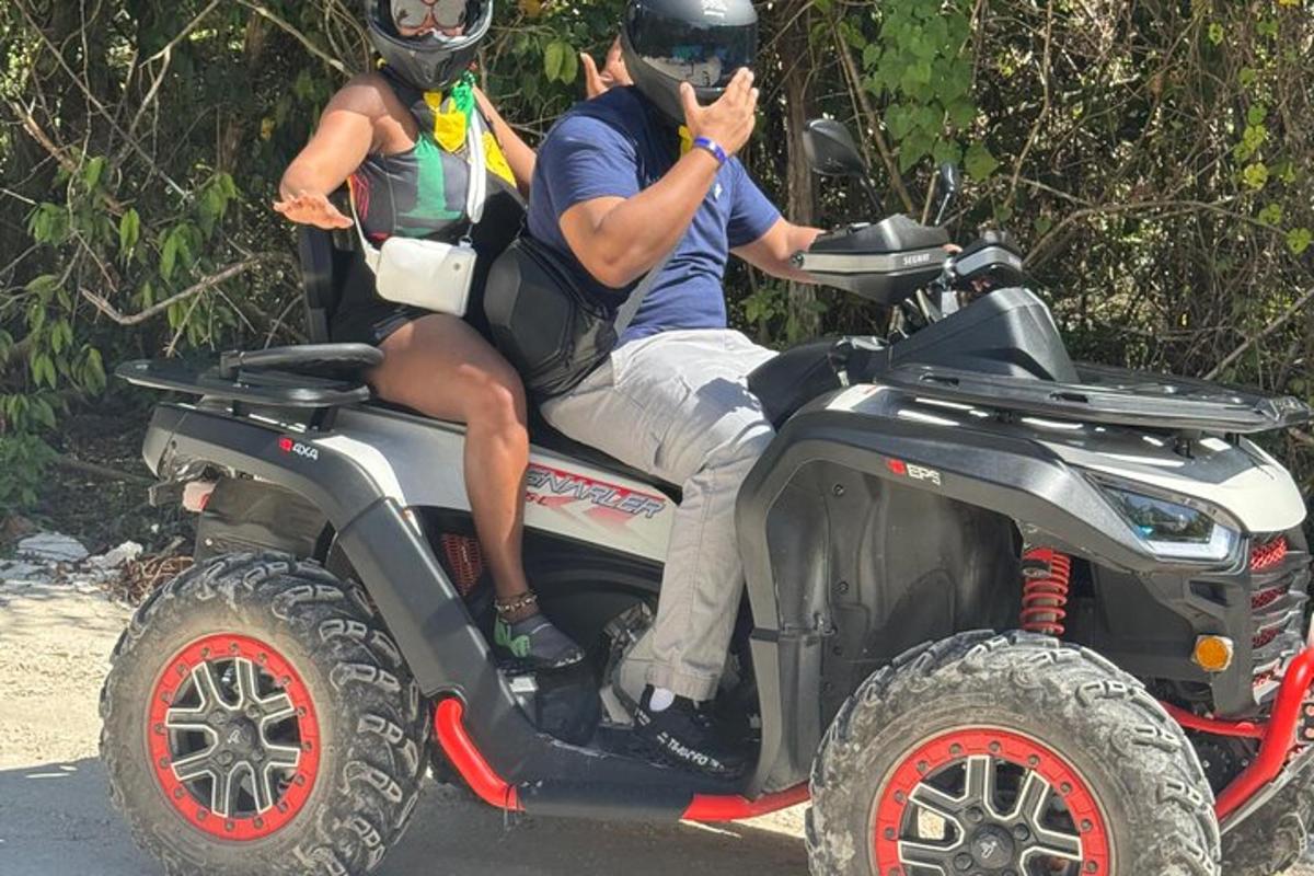 dues persones assegudes en un quad a la carretera