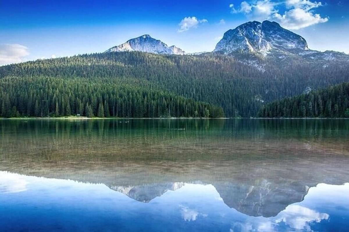 Una vista de un lago con montañas al fondo.
