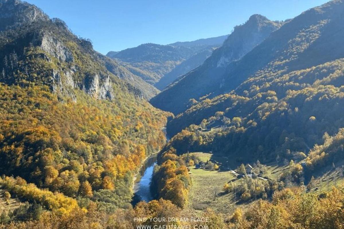 Una vista de un valle con un río y montañas.