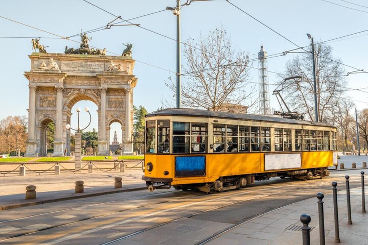 žuti tramvaj prolazi pored Eiffelovog tornja